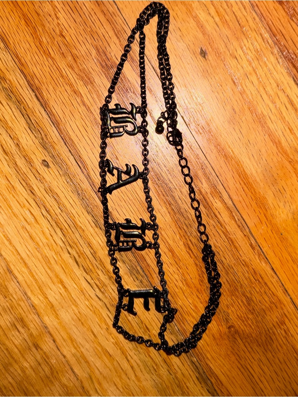 ‘Babe’ choker
